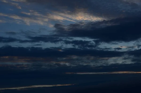 Vista Panorámica Nubes Tormenta Sobre Playa Del Lago Atardecer — Foto de Stock