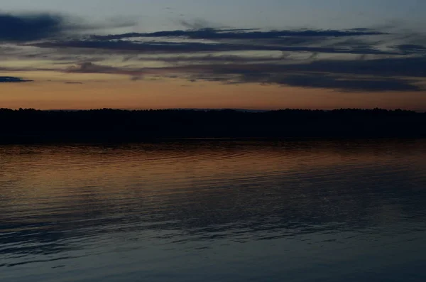 Panoramiczny Widok Pięknego Zachodu Słońca Odbitego Jeziorze — Zdjęcie stockowe