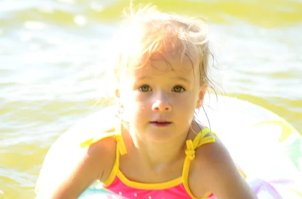 Little Girl Swimming Lake — Stock Photo, Image