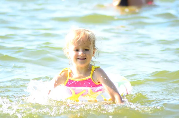 Mała Dziewczynka Pływająca Jeziorze — Zdjęcie stockowe