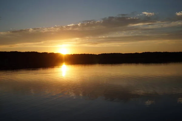 Vista Pitoresca Céu Escuro Infinito Sobre Lago Início Manhã — Fotografia de Stock