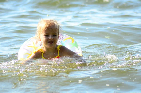 Uma Menina Nadando Lago — Fotografia de Stock