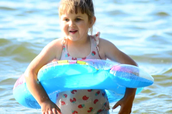 Een Klein Meisje Zwemmen Het Meer — Stockfoto