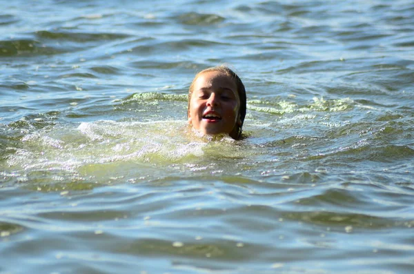 湖で泳いでいる少女は — ストック写真
