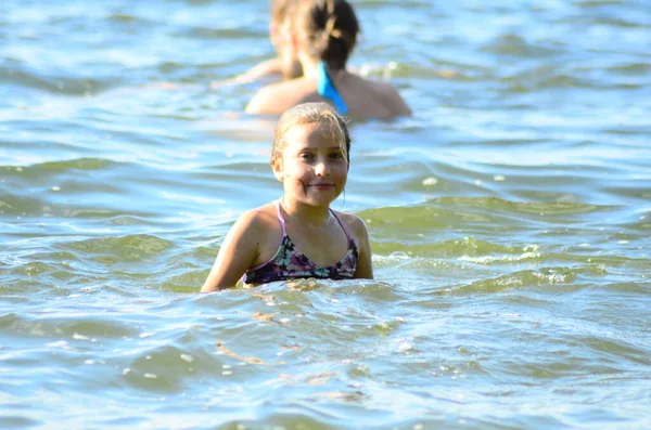Маленька Дівчинка Грає Озері — стокове фото