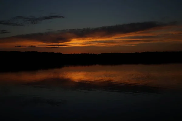 Vista Pitoresca Céu Escuro Infinito Sobre Lago Início Manhã — Fotografia de Stock