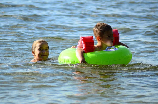 Crianças Brincando Lago — Fotografia de Stock