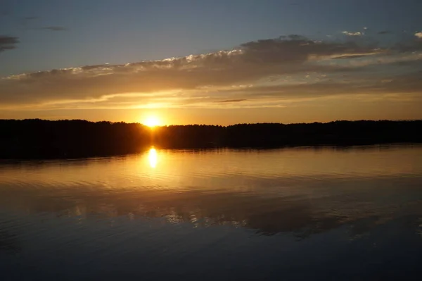 Malerischer Blick Auf Den Endlosen Dunklen Himmel Über Dem See — Stockfoto