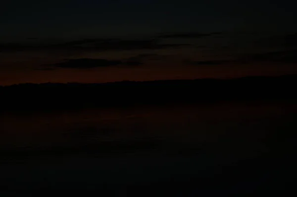 Vue Pittoresque Ciel Noir Sans Fin Sur Lac Tôt Matin — Photo