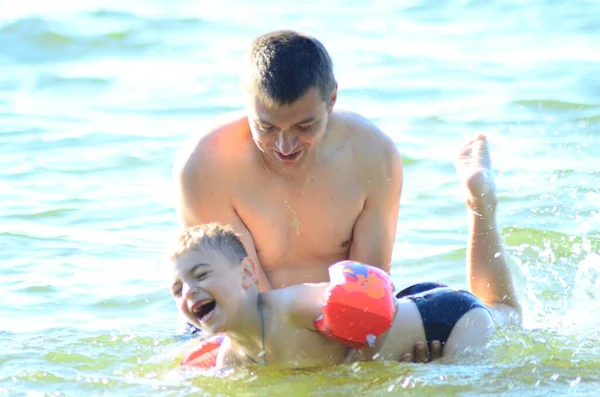 Father Teaching Son Swim — Stockfoto