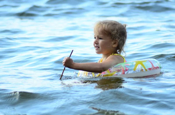 Une Petite Fille Nageant Dans Lac — Photo