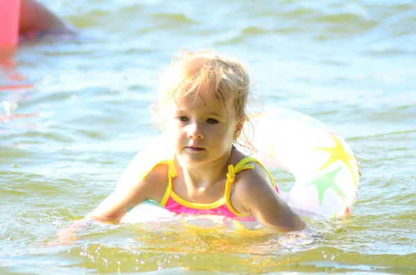 Une Petite Fille Nageant Dans Lac — Photo