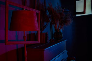 Eski dekore edilmiş karanlık stüdyonun içi.