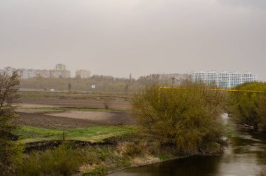 Mavi gökyüzünün arka planında yüksek binalar bulunan şehir manzarası 