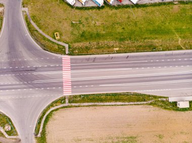 Güneşli bir günde kavşağın hava görüntüsü