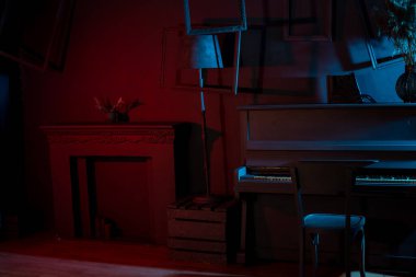 Eski dekore edilmiş karanlık stüdyonun içi.