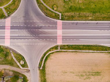 Güneşli bir günde kavşağın hava görüntüsü