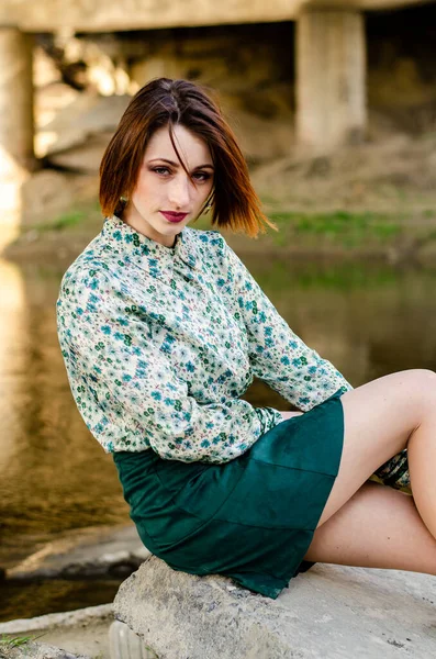 Bella Donna Bruna Posa Abiti Alla Moda Sulla Riva Del — Foto Stock