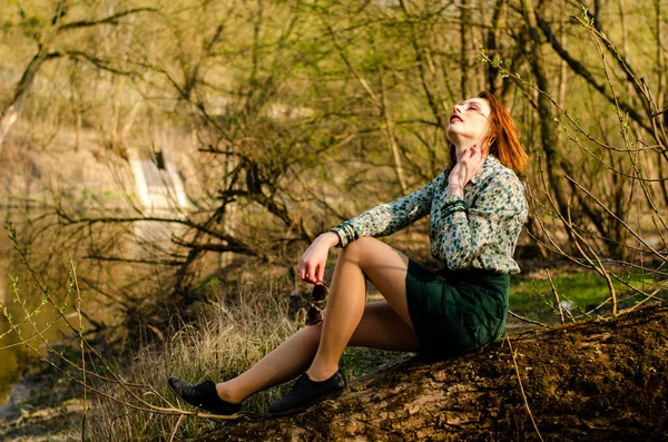 Schöne Brünette Frau Posiert Stilvoller Kleidung Ufer Des Flusses Bei — Stockfoto