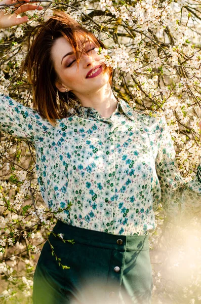 Bela Sorrindo Jovem Mulher Posando Flores Pêssego Livre — Fotografia de Stock