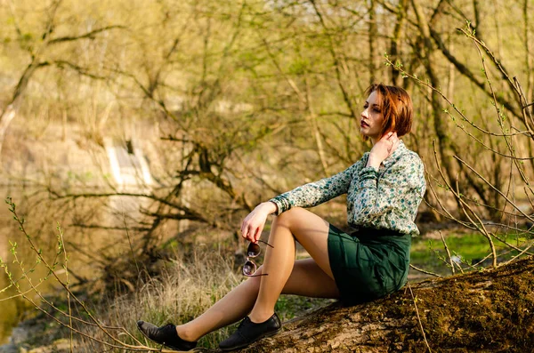 Beautiful Brunette Woman Posing Stylish Clothes Shore River Sunny Day — Stock Photo, Image