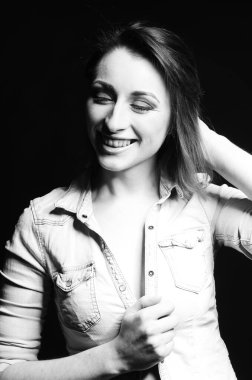 Koyu arkaplanda poz veren güzel bir kadın.  