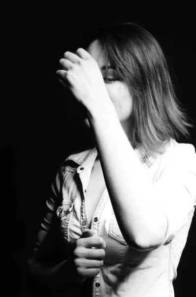 Hermosa Mujer Con Tipo Pelo Posando Sobre Fondo Oscuro — Foto de Stock