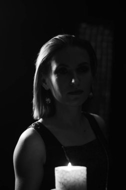 Makyajlı kadın koyu arka planda mum tutuyor, Cadılar Bayramı konsepti 