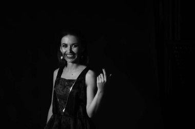 Karanlık arka planda ürkütücü makyajlı kadın, Cadılar Bayramı konsepti. 