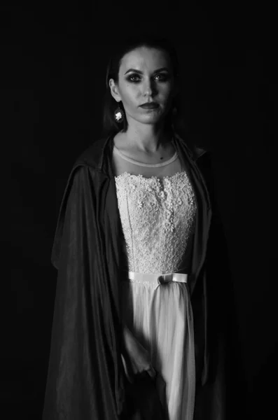 Karanlık Arka Planda Pelerinli Güzel Bir Kadın Dramatik Fantastik Bir — Stok fotoğraf