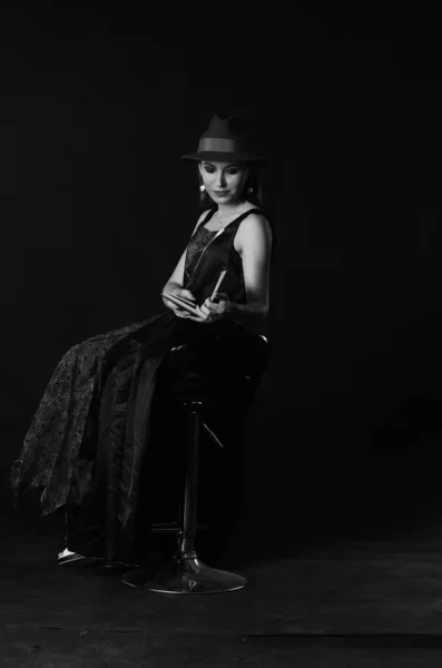 Hermosa Pelirroja Vestido Oscuro Sombrero Con Libro Posando Sobre Fondo — Foto de Stock
