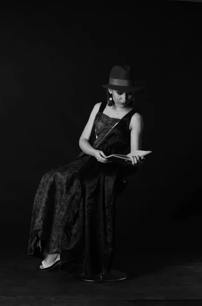 Wunderschöne Rothaarige Frau Dunklem Kleid Und Hut Mit Buch Posiert — Stockfoto