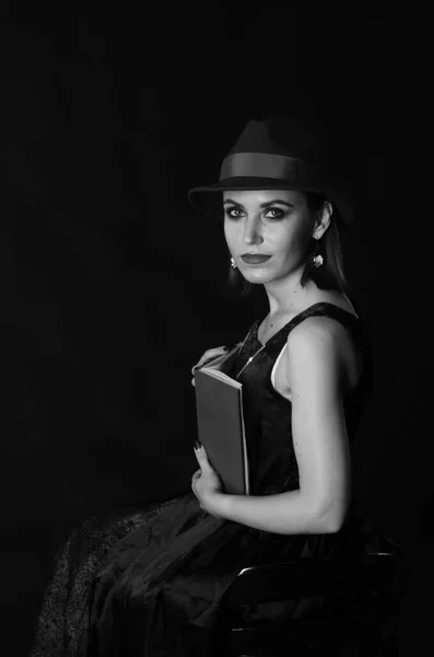 Splendida Donna Rossa Abito Scuro Cappello Con Libro Posa Sfondo — Foto Stock