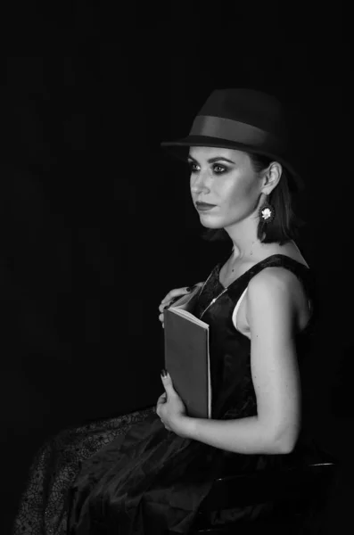 Siyah Arka Planda Poz Veren Koyu Renk Elbiseli Şapkalı Muhteşem — Stok fotoğraf