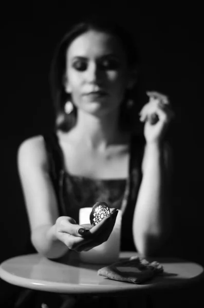 闇を背景にろうそくとテーブルに座って化粧をする女性ハロウィンのコンセプト — ストック写真