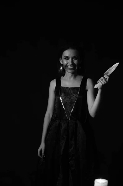 Karanlık Arka Planda Bıçak Tutan Ürkütücü Makyajlı Kadın Cadılar Bayramı — Stok fotoğraf