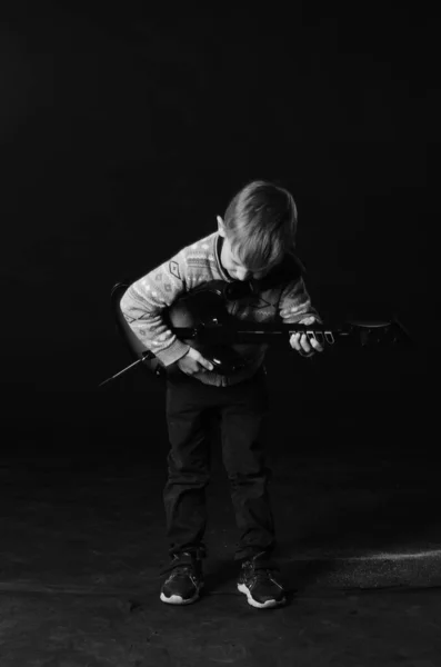 Menino Tocando Guitarra Elétrica — Fotografia de Stock