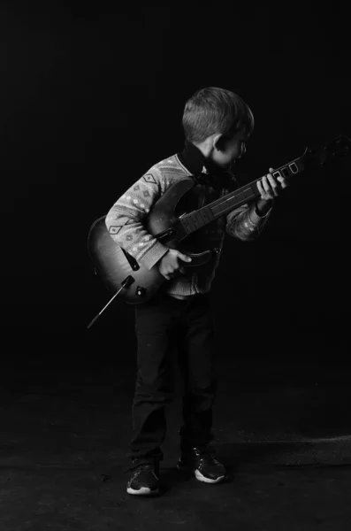 Petit Garçon Jouant Sur Guitare Électrique — Photo
