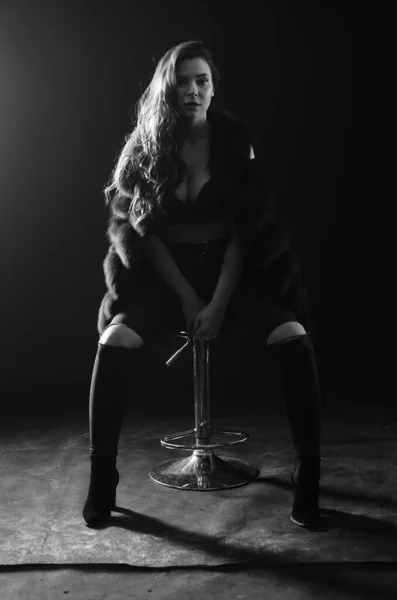 Сексуальная Женщина Бюстгальтере Шубе Черно Белое Фото — стоковое фото