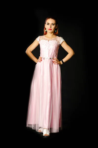 Mulher Ruiva Lindo Vestido Rosa Bonito Fundo Escuro — Fotografia de Stock