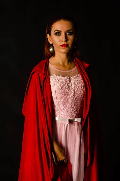 Stüdyoda Kırmızı Pelerinli Güzel Bir Kadın Var Kırmızı Başlıklı Kadın — Stok fotoğraf