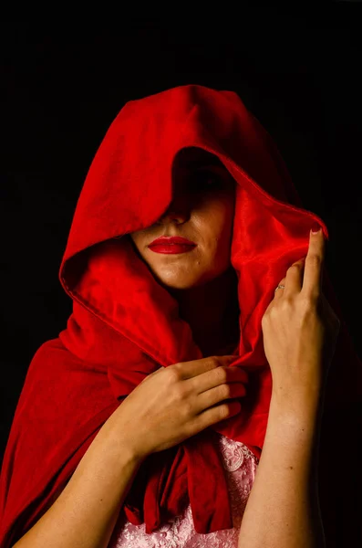 Hermosa Mujer Capa Roja Estudio Caperucita Roja Dramático Fantástico Rodaje — Foto de Stock