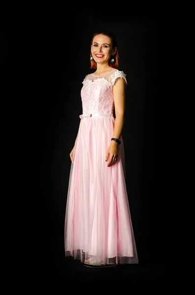 Wunderschöne Rothaarige Frau Niedlichem Rosa Kleid Auf Dunklem Hintergrund — Stockfoto