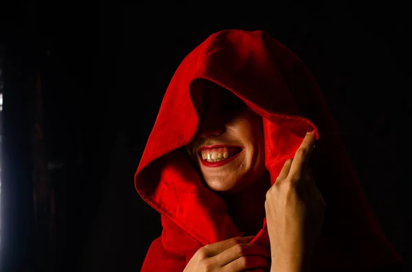 Όμορφη Γυναίκα Κόκκινο Μανδύα Στο Στούντιο Κοκκινοσκουφίτσα Δραματική Και Φανταστική — Φωτογραφία Αρχείου