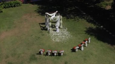 Yeşil çim dekoratif çiçeklerden Düğün kemer. drone'dan