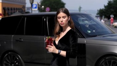 Yüzünde makyaj ile genç kadın 