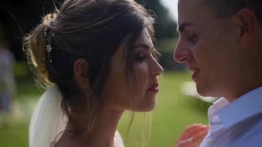 yeni evliler sarılmak ve öpücük, yavaşça birbirlerine dokunun