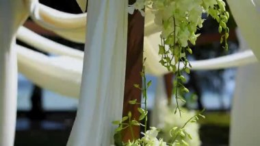 Yeşil çimenlikte beyaz düğün süsleri. misafir sandalyeleri, güneşli bir gün