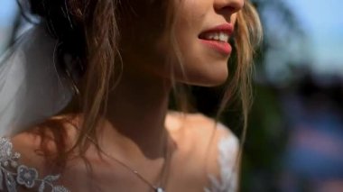 makyaj ve saç modeli ile güzel gelin kamera gülümseyen