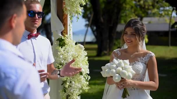 Frischvermählte Tauschen Eheringe Hochzeitsbogen Trauung — Stockvideo